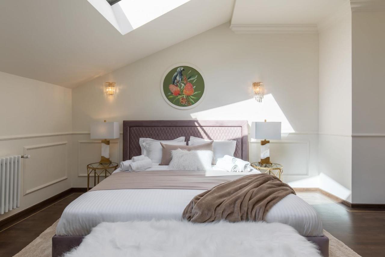 Holt Old Town Luxury Suites Bukarest Exterior foto