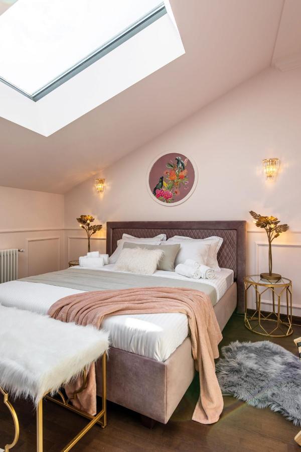Holt Old Town Luxury Suites Bukarest Exterior foto