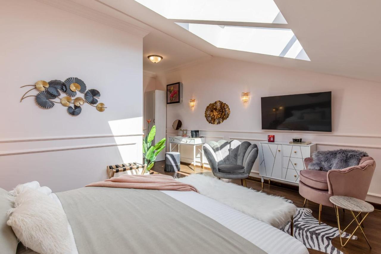 Holt Old Town Luxury Suites Bukarest Exterior foto