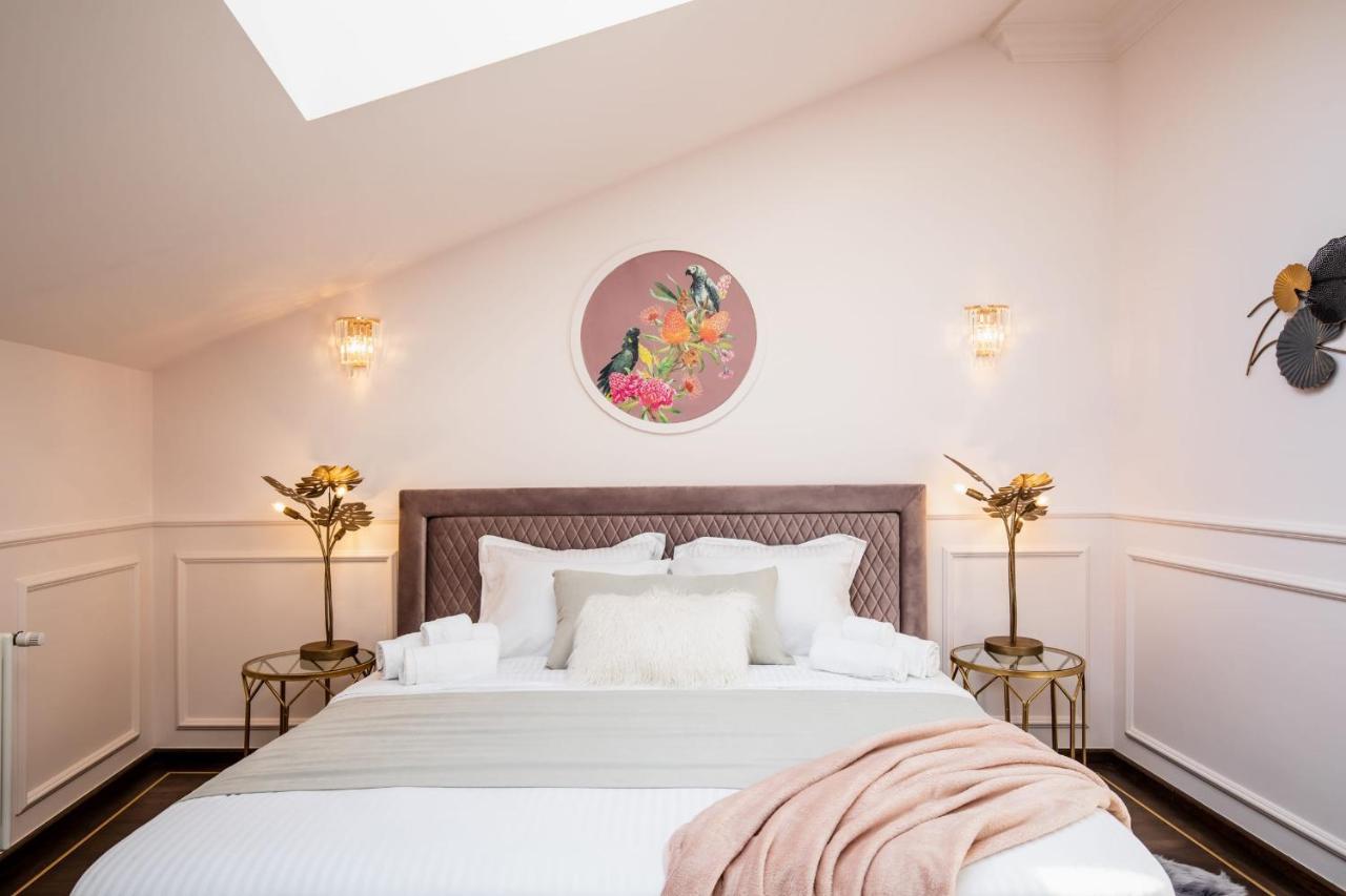 Holt Old Town Luxury Suites Bukarest Exterior foto