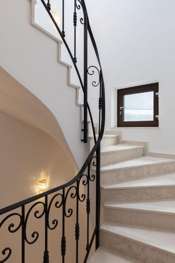 Holt Old Town Luxury Suites Bukarest Exterior foto