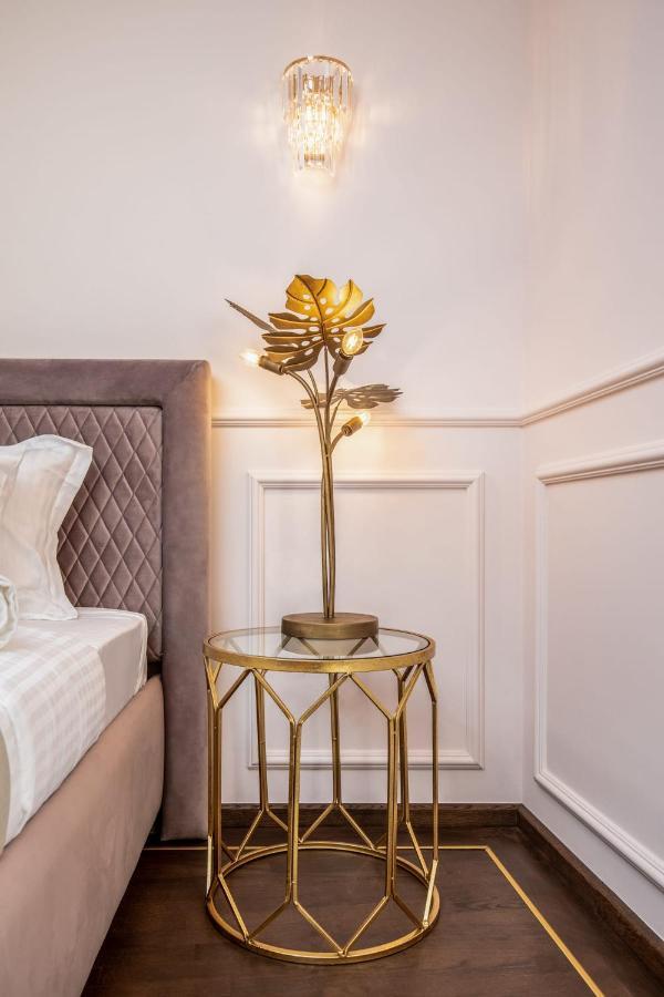 Holt Old Town Luxury Suites Bukarest Exterior foto