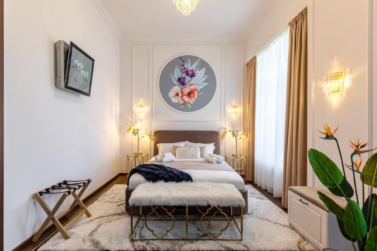 Holt Old Town Luxury Suites Bukarest Exterior foto