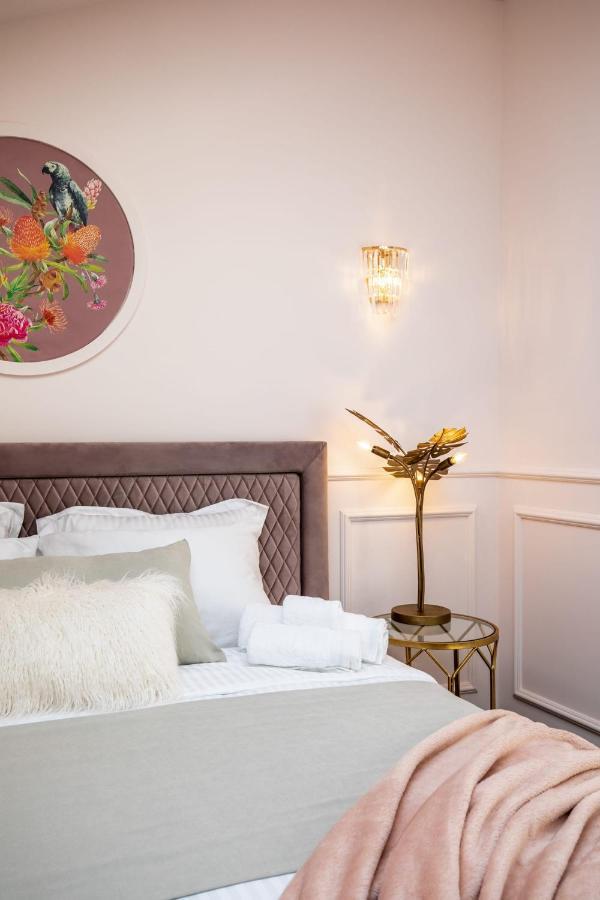 Holt Old Town Luxury Suites Bukarest Exterior foto